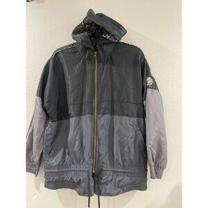 Buc-ees Women’s Leopard Windbreaker hoodie Size Large Grey Black full
Zipper